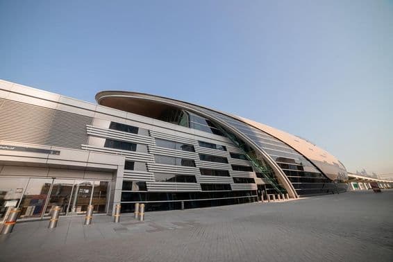 Exteriér metra v Dubaji v Spojených arabských emirátoch.