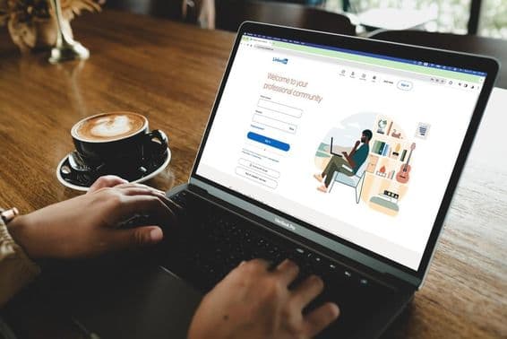 Osoba otvárajúca prihlasovaciu stránku LinkedIn na MacBooku.