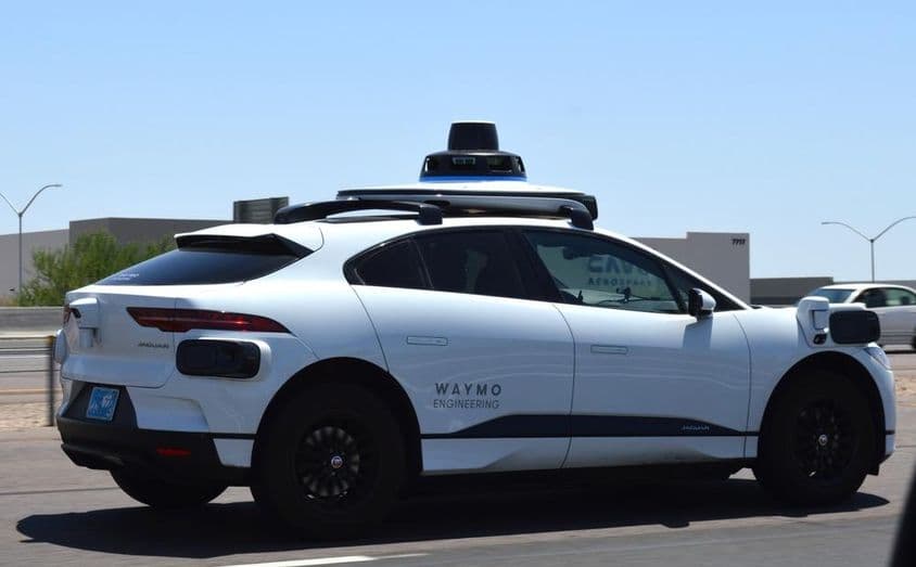 Vývojár autonómnych technológií zbiera údaje z cestnej skúšky pomocou elektrického SUV Jaguar I-Pace.
