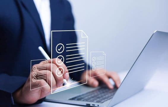 Podnikateľ používajúci elektronický podpis bez papierov.