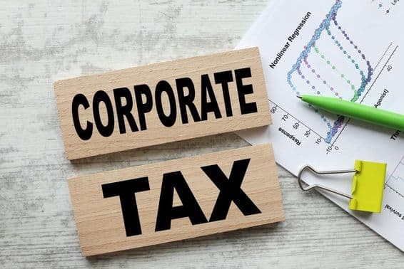 Korporátne dane na dvoch drevených kockách.