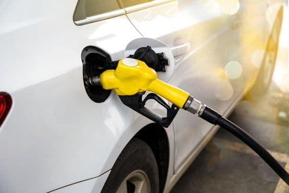 Biele auto tankujúce na čerpacej stanici v Dubaji.