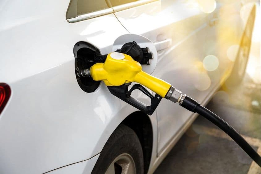 Biele auto tankujúce na čerpacej stanici v Dubaji.