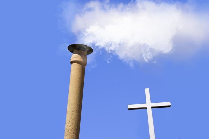 Biely dym stúpa z komína nad Sixtínskou kaplnkou (Vatikánske mesto).