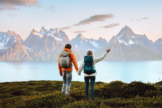 Pár turistov v Nórsku na aktívnej dovolenke a zdravý životný štýl.