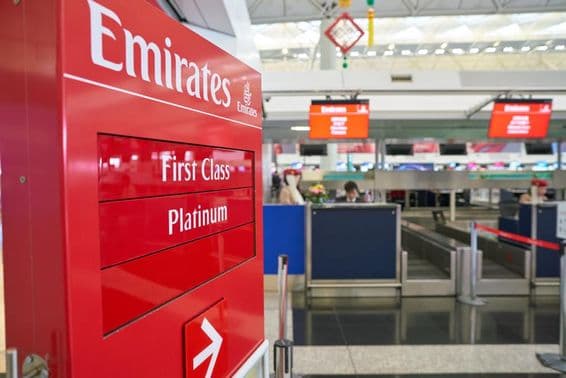 Oblasť check-in Emirates na medzinárodnom letisku Hong Kong.