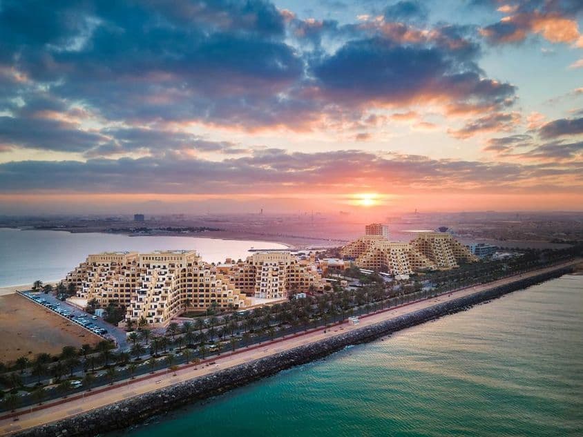 Východ slnka nad ostrovom Marjan v emiráte Ras Al Khaimah.