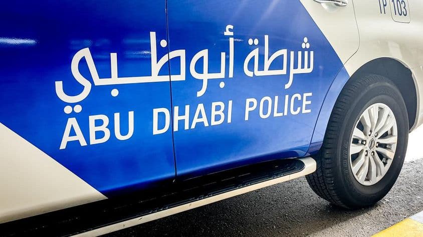 Policajné auto v Abú Zabí s anglickými a arabskými nápismi.