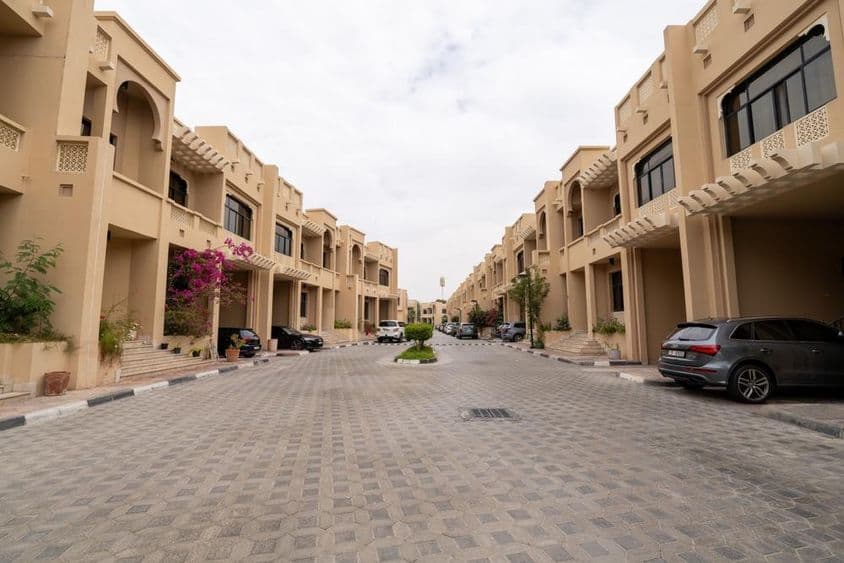 Pokojná obytná ulica v Al Bateen Living Compound, Abú Zabí.