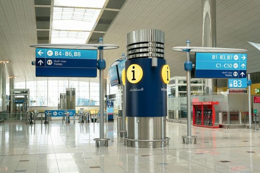 Prázdny interiér Medzinárodného letiska Dubaj.