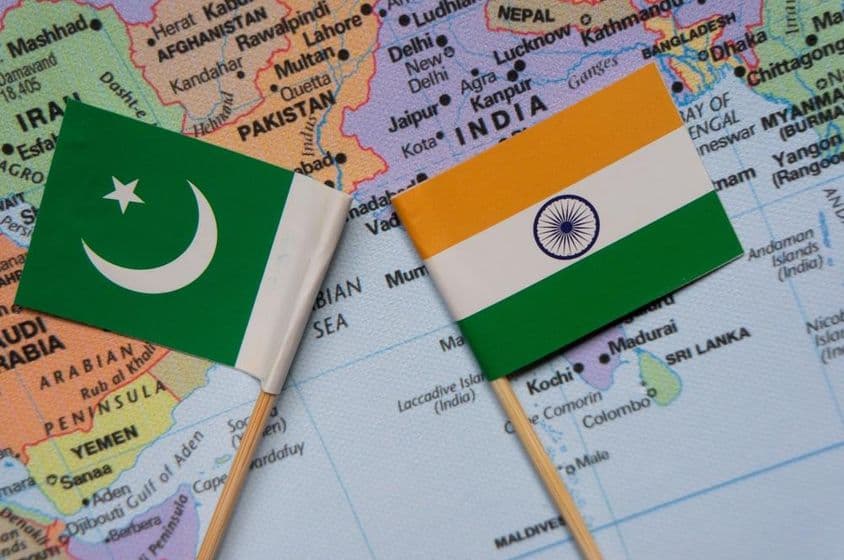 Vlajky Indie a Pakistanu na mape Južnej Ázie.