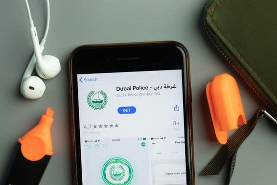 Ikona mobilnej aplikácie dubajskej polície na obrazovke telefónu.
