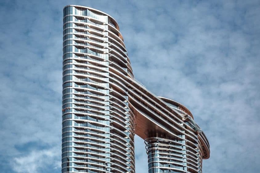 Moderná futuristická budova v centre Dubaja.
