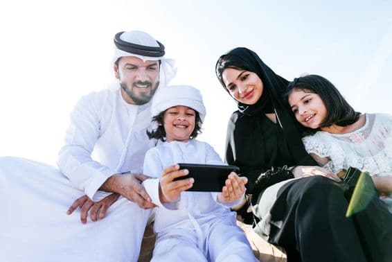 Malé dieťa pozerajúce kreslený film na telefóne.