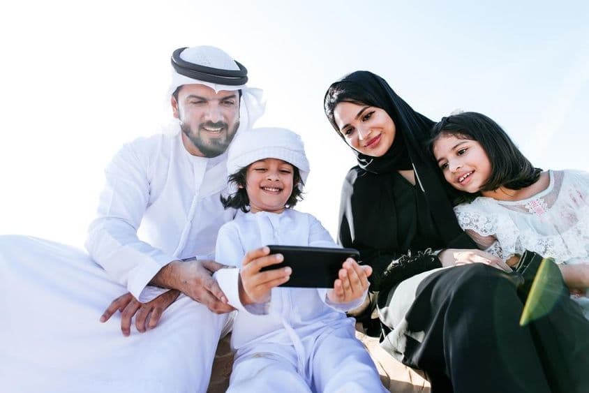 Malé dieťa pozerajúce kreslený film na telefóne.