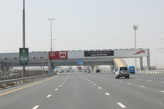 Vozidlá používajúce Sheikh Zayed Road - prestížnu diaľnicu Dubaja.