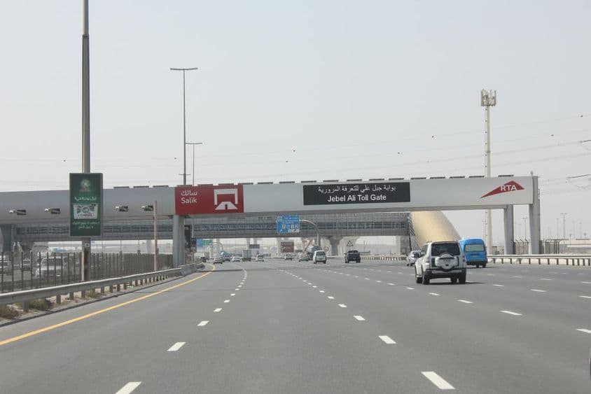Vozidlá používajúce Sheikh Zayed Road - prestížnu diaľnicu Dubaja.