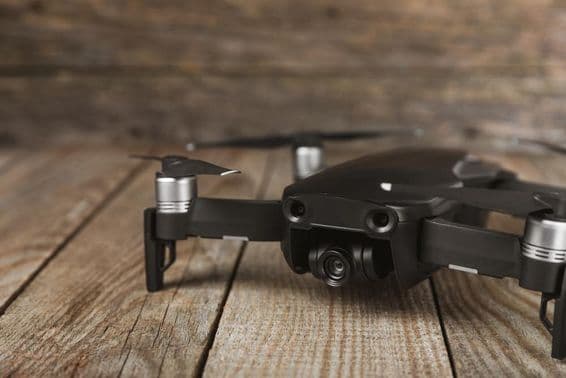 Dron kvadrokoptéra s rádiovým ovládaním.