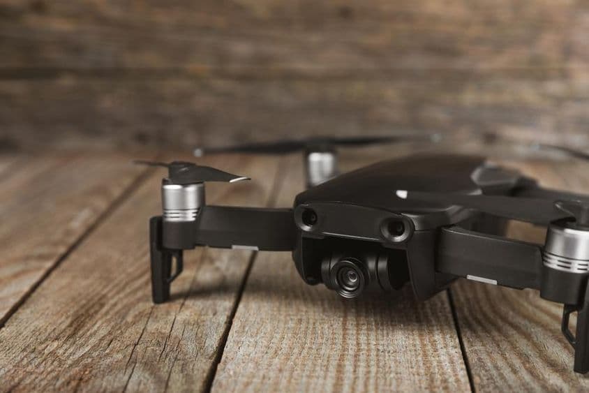 Dron kvadrokoptéra s rádiovým ovládaním.