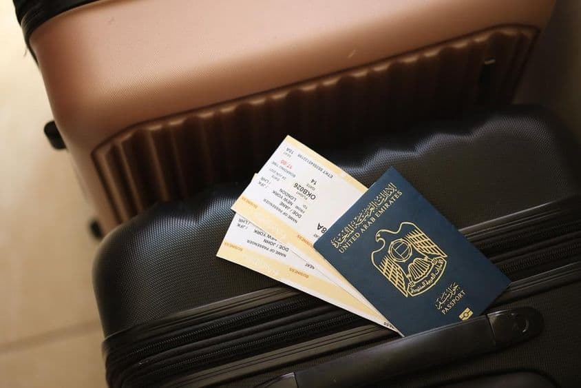 Spojené arabské emiráty, pas s lístkami položený na kufri.