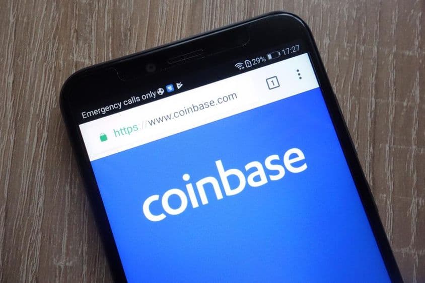 Webová stránka fintech spoločnosti Coinbase na modernom smartfóne.