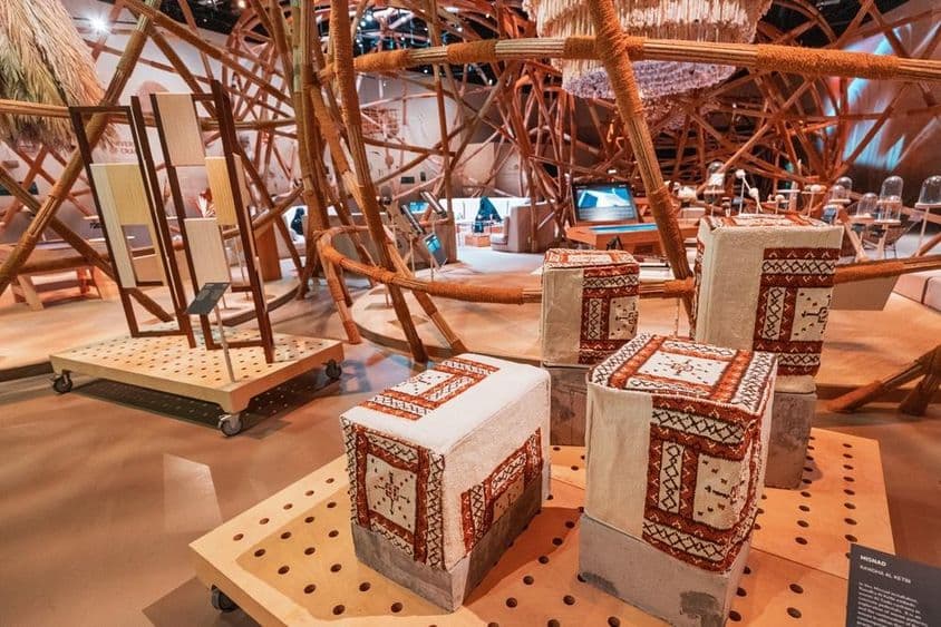 Preskúmanie kultúrneho dedičstva SAE v múzeu.