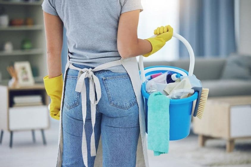 Domáca pomoc pracujúca v obývačke.