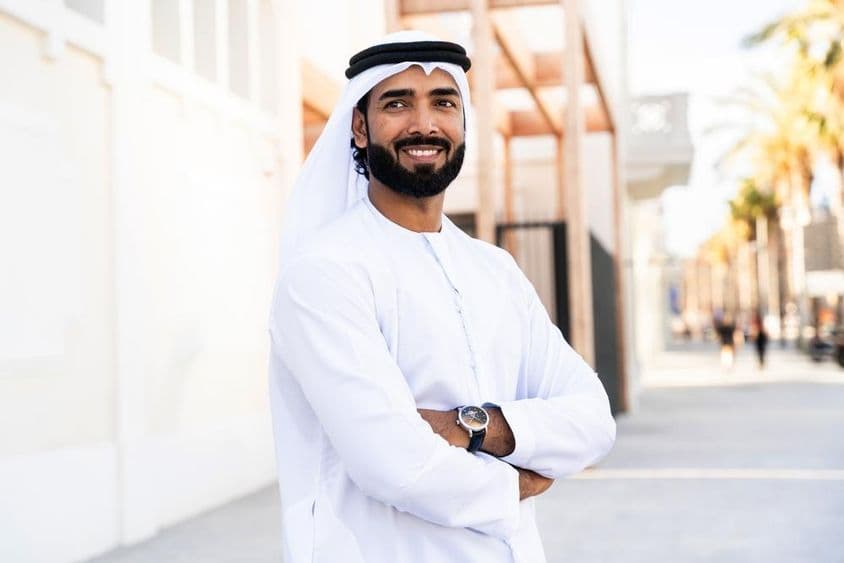 Tradičný arabský muž nosiaci emirátsku kanduru vonku.
