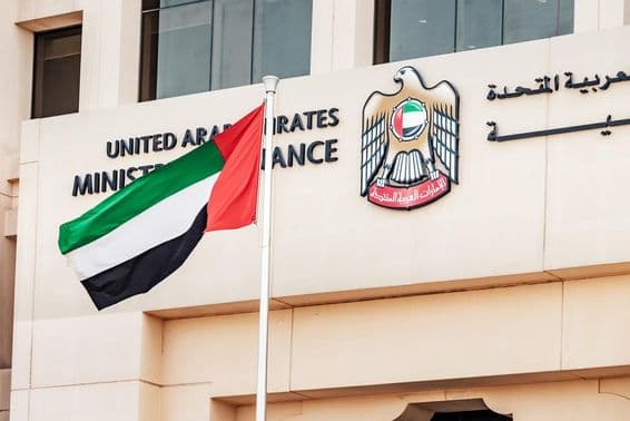 Emblém a vlajka Ministerstva financií SAE v Dubaji.
