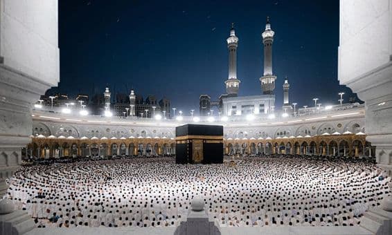 Veľká mešita v Mekke, symbolizujúca Ihram s posvätnou Kaabou v bielom odeve.