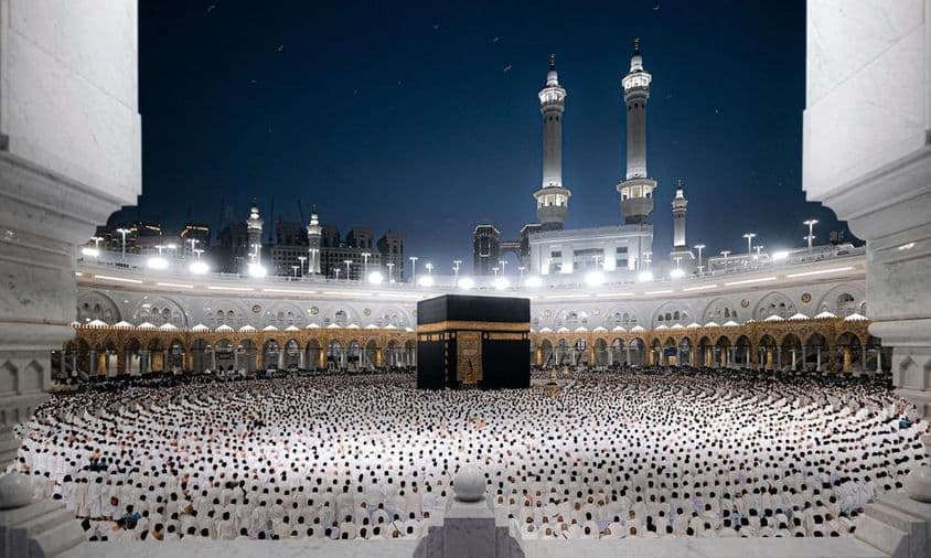 Veľká mešita v Mekke, symbolizujúca Ihram s posvätnou Kaabou v bielom odeve.