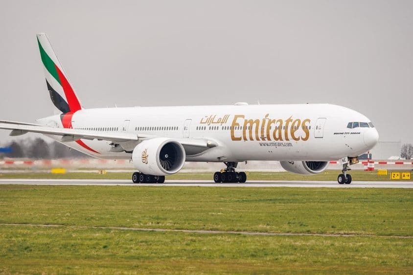 Emirates Boeing 777-31H na dráhe.