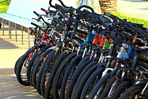 Bicykle v vonkajšom parkovisku.