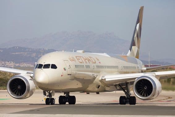 Etihad Airways Boeing 787-9 Dreamliner na letiskovej taxi dráhe.