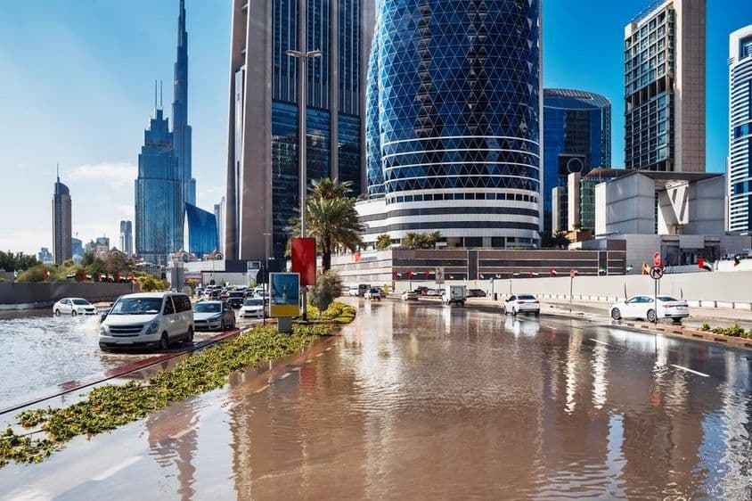 Dubaj silný dážď a zaplavená ulica.
