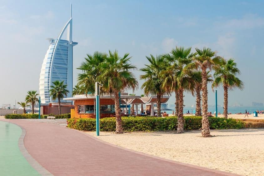 Krásna pláž s palmami v Dubaji.