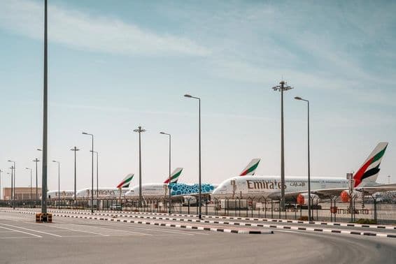Lietadlá Emirates na letisku.