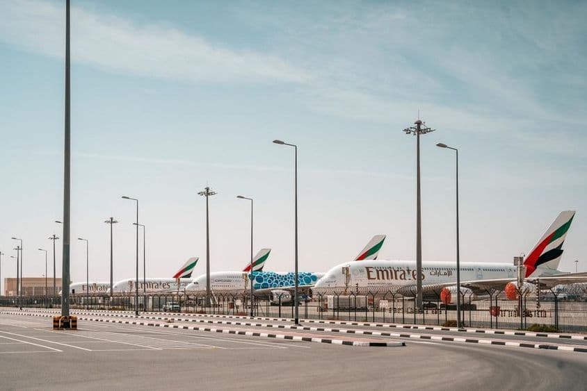 Lietadlá Emirates na letisku.