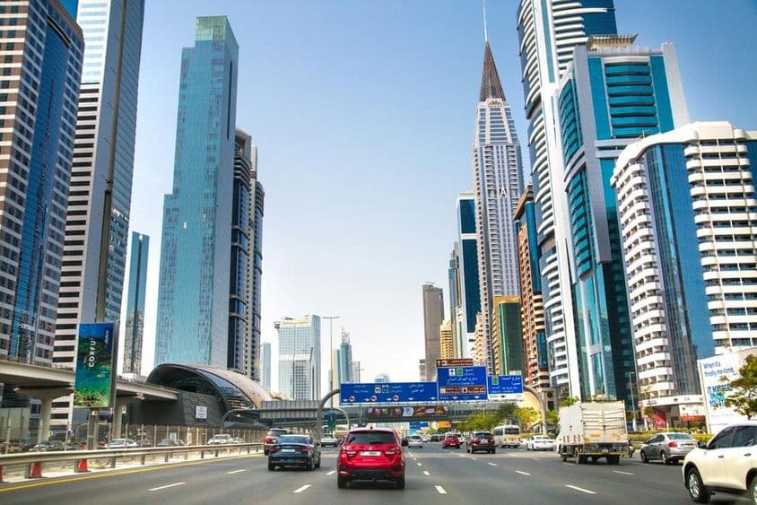 Pohľad na slávne mrakodrapy mesta na Sheikh Zayed Road.