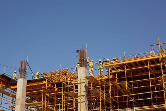 Abu Dhabi, stavební robotníci stavajú mrakodrapy.