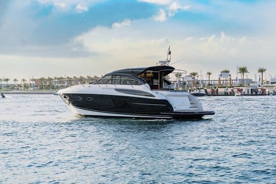 Luxusná jachta pláva pri dubajskom prístave.