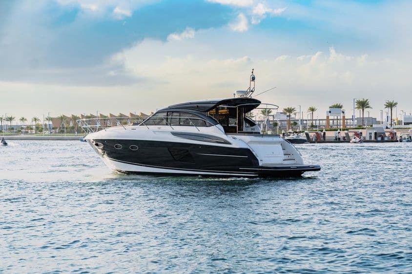 Luxusná jachta pláva pri dubajskom prístave.