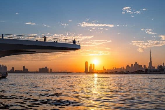 Dubajské panorama pri západe slnka.