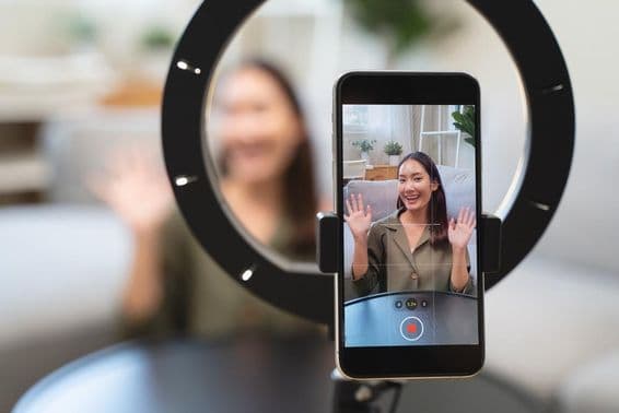 Ázijská mladá žena vysielajúca svoj kanál na online platforme.