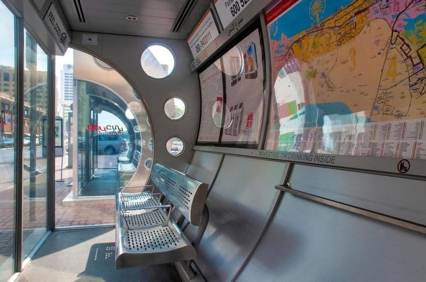 Interiér klimatizovanej autobusovej zastávky v Dubaji.
