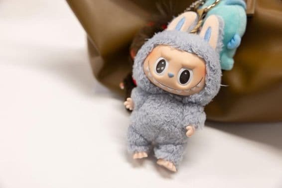 Pohľad na slávneho Popmart Labubu na ženskej kabelke.