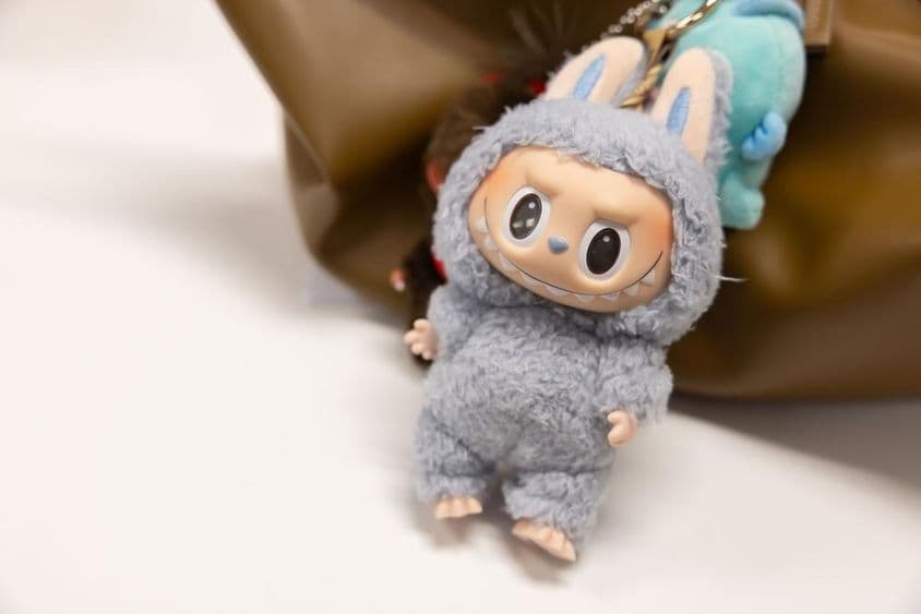 Pohľad na slávneho Popmart Labubu na ženskej kabelke.