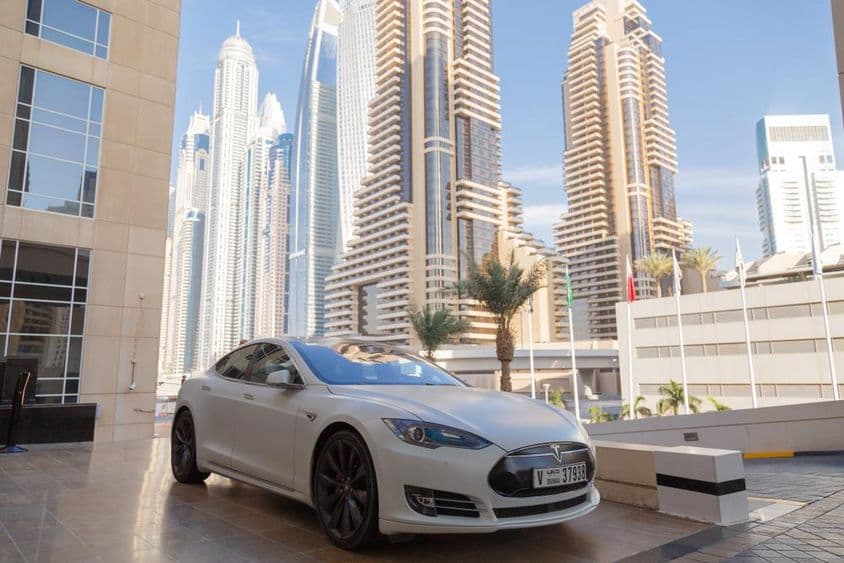 Elektrické Tesla auto na uliciach Dubaja.
