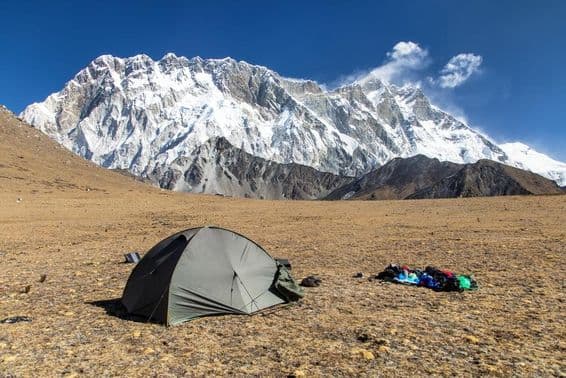 Pohľad na horu Lhotse a južnú skalnú stenu Nuptse na ceste k základnému táboru Mount Everestu.