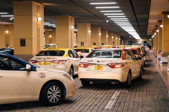 Taxíky zaparkované pri nákupnom centre v Dubaji.
